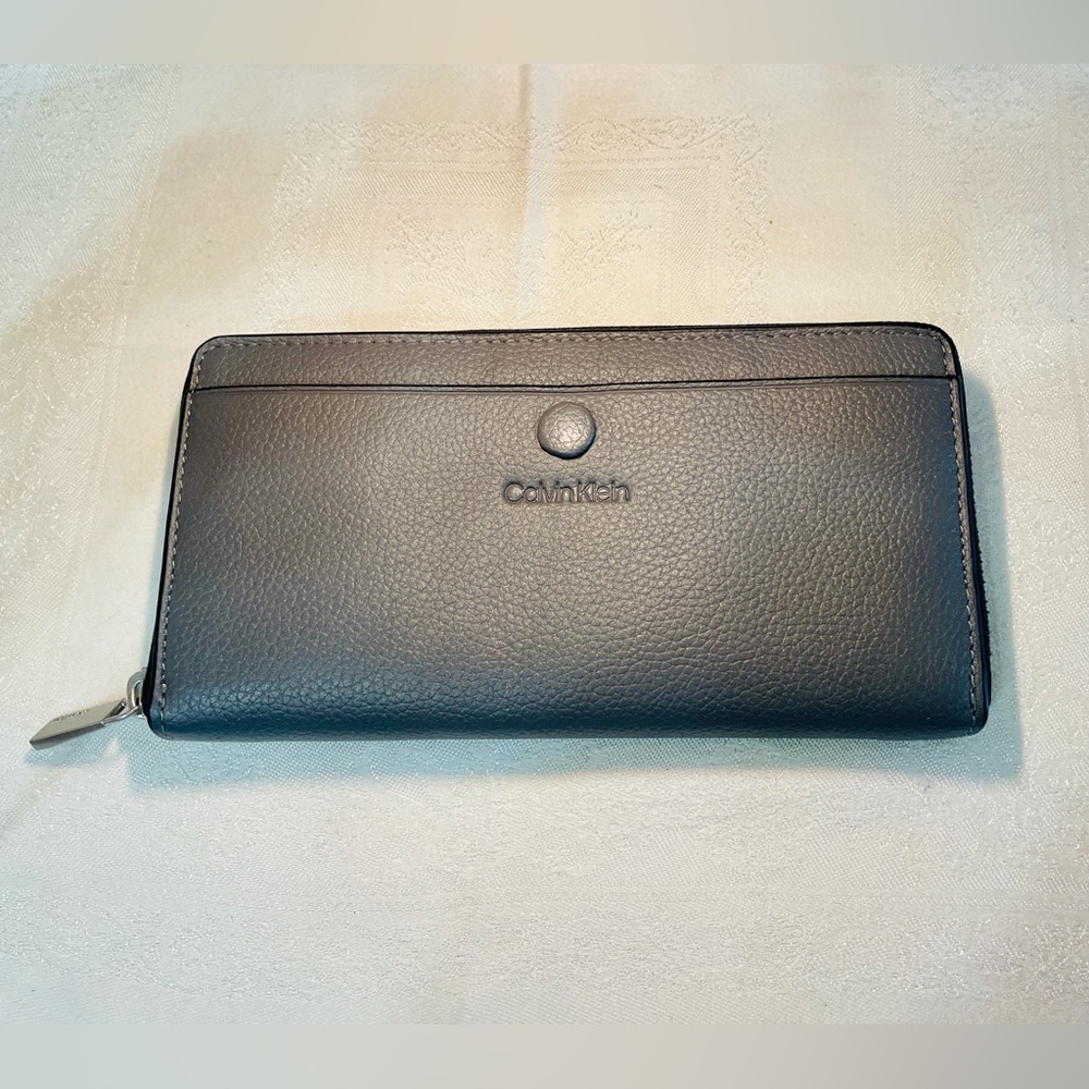 Calvin Klein Genuine Leather RFID Zip Around Wallet – Gray/Black